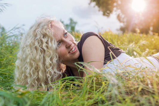 Cheveux blonds frisés